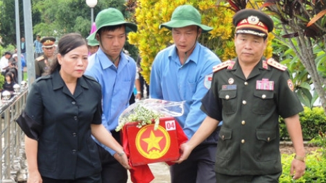 Kon Tum: tập đớcn’hang âng 17 liệt sỹ lấh chêết bil đhị Lào lâng Campuchia