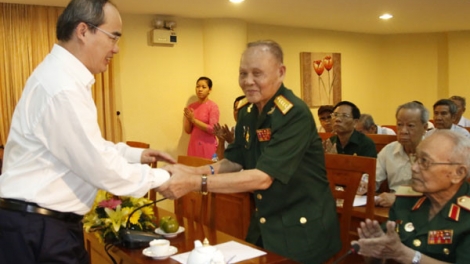TP. HCM: Bí thư Thành uỷ Nguyễn Thiện Nhân tr’lum lâng apêê cán bộ đhêy hưu, cựu chiên binh Quận 10