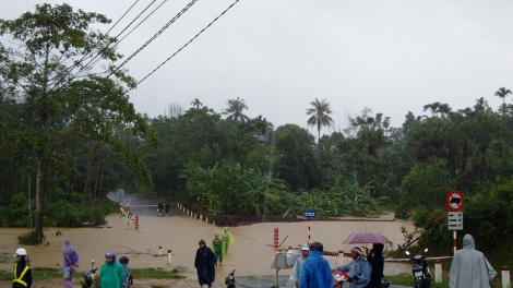 Video: MƯA LŨ Ở CÁC HUYỆN MIỀN NÚI QUẢNG NAM (Boo tuh đhị apêê chr'hoong da ding k'coong Quảng Nam)