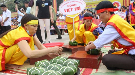 Bhiệc bhan tr’thi tôm bánh chưng, tắp bánh dầy đhị Giỗ tổ Hùng Vương