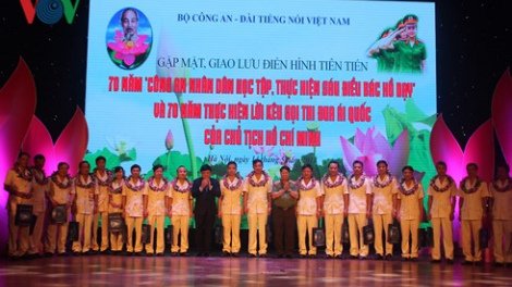 Tổng Giám đốc Đài P’rá Việt Nam Nguyễn Thế Kỷ pấh giao lưu công an nhân dân tr’haanh liêm choom