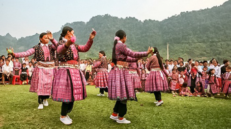 Ma nứih Mông ( Lai Châu) bhrợ du lịch