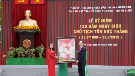 Chủ tịch k’tiếc k’ruung Trần Đại Quang tước pấh bh’rợ haanh déh 130 c’moo t’ngay n’niên âng Chủ tịch k’tiếc k’ruung Tôn Đức Thắng