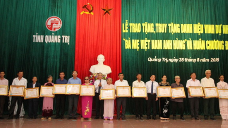 Quảng Trị: Pa đớp, chơớc đoọng danh hiệu A mế Việt Nam anh hùng
