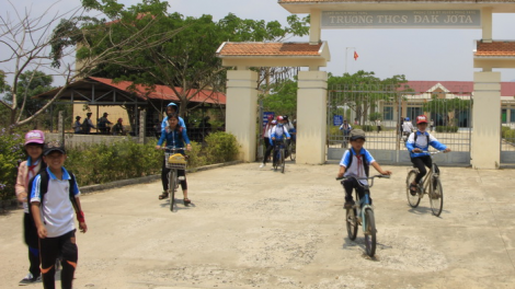 Gia Lai: Pazưm k’zệt trường học, tr’xăl k’ha riêng apêê giáo viên pa bhrợ đhị lơơng ooy c’moo học t’mêê