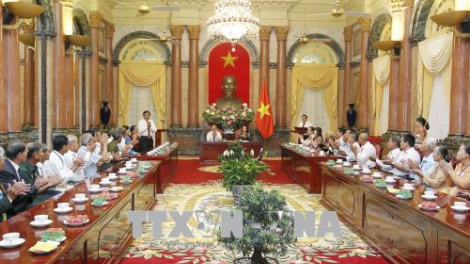 Phó Chủ tịch k’tiếc k’ruung Đặng Thị Ngọc Thịnh lum hơnh C’bhúh đại biểu ma nứih vêy c’rơ g’lêếh tỉnh Vĩnh Long