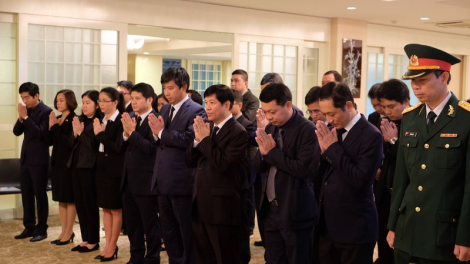 Bh’rợ tước bắt hương t’coóh Đỗ Mười-Tổng Bí thư bêl a hay đhị Nhật Bản
