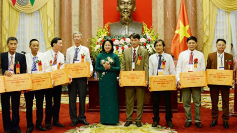 Quyền Chủ tịch k’tiếc k’ruung Đặng Thị Ngọc Thịnh lưm k’bhúh đại biểu đhanuôr bhrợ cha choom c’moo 2018