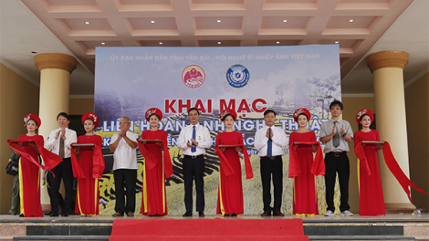 Tợơp bhrợ têng Liên hoan cha nụp nghệ thuật zr’lụ da ding k’coong đăh Bắc