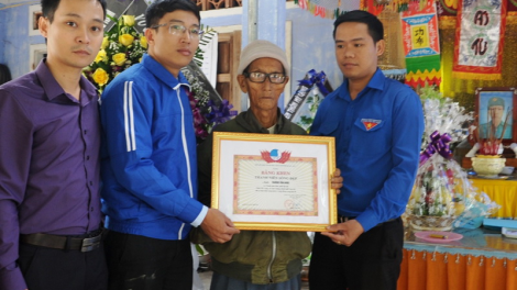Cher đoọng bằng khen ha dân quân lấh chêết bil bêl zúp zooi đhanuôr cóh túh bhlong