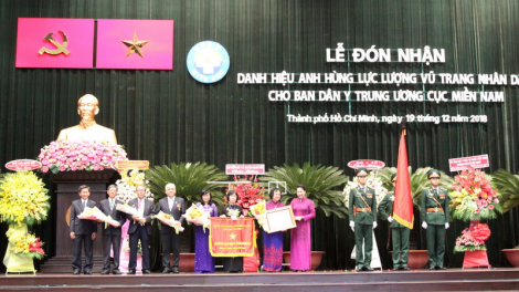 Chủ tịch Quốc hội pazao đoọng ch’ner Anh hùng LLVTND đoỌng ha Ban Dân y Trung ương cục miền Nam