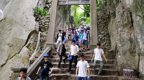Đhị đhăm liêm pr’hay Ngũ Hành Sơn dưr váih d’kir cấp k’tiếc k’ruung chr’nắp