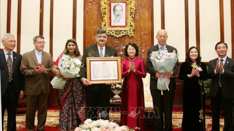 Phó CHủ tịch k’tiếc k’ruung Đặng Thị Ngọc Thịnh đương hơnh déh Chủ tịch Vel P’niên k’tứi SOS quốc tế