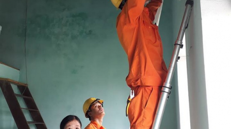 Điện lực Đà Nẵng ra lắp doọ pay zên điện dzool pa ang đoọng ha pêê đha’rứt