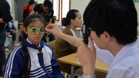 K’ha riêng giáo viên lâng học sinh Sơn La bơơn zooi zúp zư lêy tật khúc xạ
