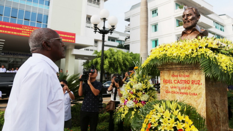 Phó Chủ tịch Hội đồng Nhà nước, Phó Chủ tịch Hội đồng Bộ trưởng Cu Ba Salvador Valdés Mesa lưm lêy apêê cr’nọo bh’rợ pa căh đhị 2 tỉnh Quảng Bình, Quảng Trị