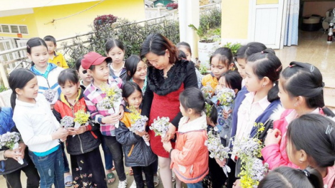 Giáo viên tước t’cọo pr’loọng zập pr’loọng đong đhanuôr t’đang học sinh tước trường