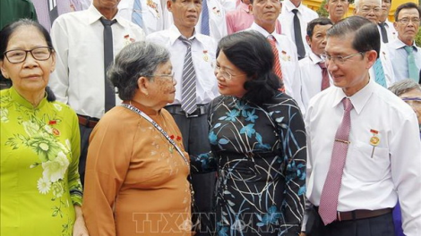 Phó Chủ tịch k’tiếc k’ruung Đặng Thị Ngọc Thịnh đương lum hơnh déh đại biểu ma nứih vêy c’rơ g’lêếh tỉnh Trà Vinh