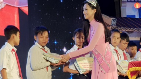 Hoa hậu Trần Tiểu Vy bhui har Trung thu lâng apêê a đhi k’tứi tỉnh Quảng Nam