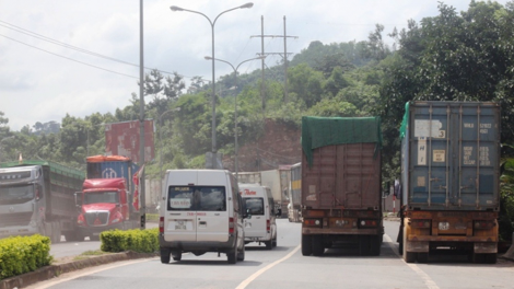Boo túh cóh Lào, xe cộ lướt đhị cửa khẩu Lao Bảo dưr bấc