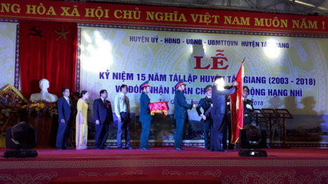Tây Giang hơnh déh 15 c’moo bhrợ padưr lâng hơnh déh Huân chương Lao động hạng nhì