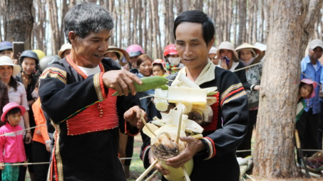 Chr’nắp liêm bhiệc bhan bhuốih zước hân noo âng ma núyh Ê Đê đhị Tây Nguyên- Đặc sắc lễ cầu mùa của người dân tộc Ê Đê ở Tây Nguyên