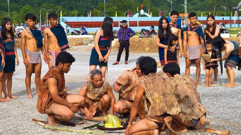 Pr’họom văn hoá miền Trung- Sắc màu văn hóa miền Trung