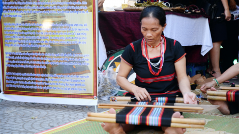 A DIN CƠ TU COH T’NGAY BHIỆC BHAN “TỢƠP BHRỢ TÊNG CHA-BHRỢ CƠNH LIÊM T’MÊÊ”