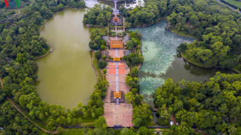 Ha bu c’lọt tước lưm ping xal bhua Minh Mạng(Chiều thu ghé thăm lăng Vua Minh Mạng)