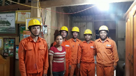 Pay đoọng điện k’tiếc k’ruung đhị apêê chr’val c’noong k’tiếc Tây Giang