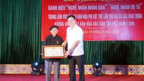 Bắc Kạn vêy “ nghệ nhân nhân dân” tr’nơợp