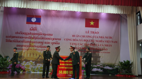 Cher đoọng Huân chương Sao Vàng ha Quân đội Nhân dân Lào