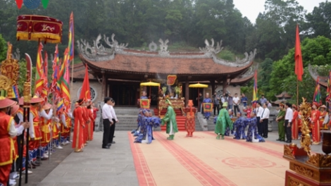 Tỉnh Phú Thọ bhrợ têng bh’rợ giỗ Đức Quốc tổ Lạc Long Quân lâng bắt hương Tổ mẫu Âu Cơ