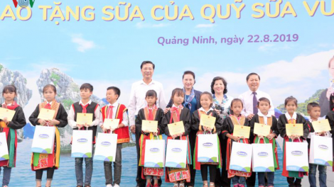 Chủ tịch Quốc hội pấh bh’rợ cher đoọng trường học đhị Quảng Ninh