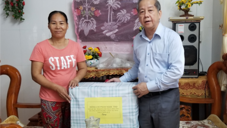 Chủ tịch UBND tỉnh Thừa Thiên Huế tươc lum lêy lâng đoọng pr’hêl ha pazêng pr’loọng đong crêê rau bil hư coh g’luh tuh bhlong c’moo 1999