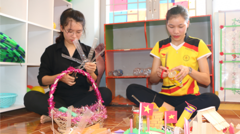 T’ruih ooy bơr cô giáo p’niên pa choom học cắh vêy zên lương
