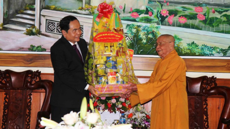 Chủ tịch UBMTTQ Việt Nam lum, hơnh déh Giáo hội Phật gúao Việt Nam, tỉnh Quảng Nam