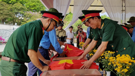 Quảng Trị: C’lêng lâng tập 26 liệt sĩ quân tình nguyện lâng chuyên gia Việt Nam lấh chệt bil đhị Lào