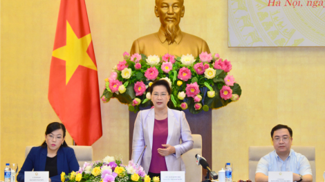 Chủ tịch Quốc hội Nguyễn Thị Kim Ngân tr’lum mặt lâng cán bộ đhêy hưu, đhanuôr đhị zr’lụ ắt mamông