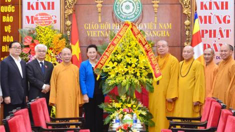 Chủ tịch Quốc hội lưm, hơnh déh Giáo hội Phật giáo Việt Nam