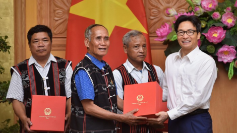Phó Thủ tướng Vũ Đức Đam đương tr’lum pa prá lâng apêê đại biểu manuýh vêy bấc ngai chắp tr’haanh đhanuôr acoon cóh tỉnh Quảng Nam