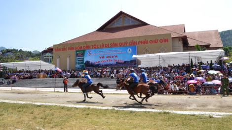 Lào Cai: Âi đương ra văng tơợp bhrợ bhiệc bhan Festival Cao nguyên trắng Bắc Hà
