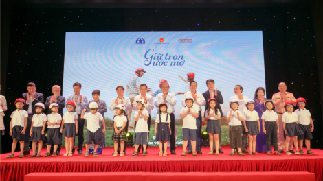 Phó Thủ tướng Trương Hoà Bình tước pấh bh’rợ cher đoọng pr’nơng bảo hiểm ha học sinh lớp muy cóh prang k’tiếc k’ruung