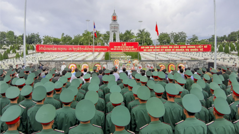 Điện Biên: C’lêng, tập đớc n’hang 12 liệt sỹ quân tình nguyện Việt Nam lấh chệêt bil đhị Lào