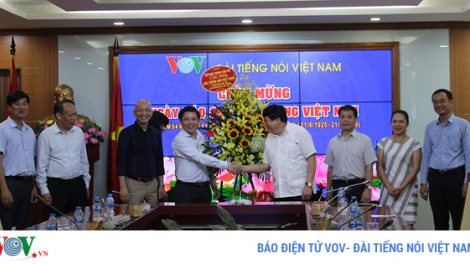 Bấc k’bhúh đại biểu hơnh déh VOV bêl t’ngay Báo chí cách mạng Việt Nam