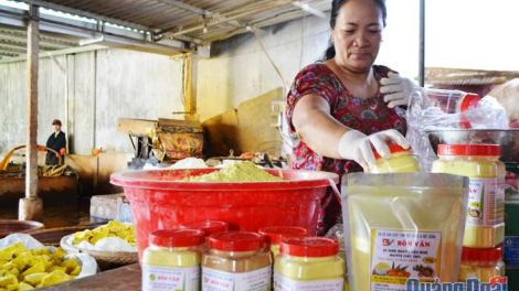 Quảng Ngãi: Bhrợ pa dưr cr’van tơợ tinh bột nghệ