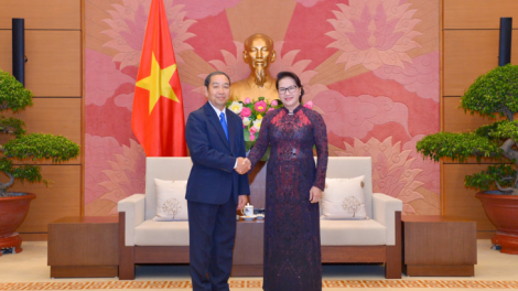 Chủ tịch Quốc hội đương prá xay lâng Chánh án Toà án Nhân dân tối cao Lào