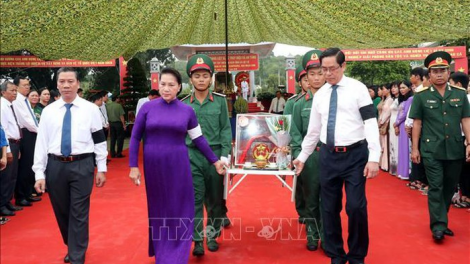 Chủ tịch Quốc hội Nguyễn Thị Kim Ngân tước pấh bh’rợ c’lêng lâng tấp đớc n’hang liệt sĩ đhị tỉnh Tây Ninh.