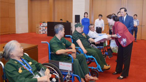 Chủ tịch Quốc hội tr’lum lâng apêê thương binh ngân tr’haanh cóh bh’rợ tr’nêng Prang k’tiếc k’ruung c’moo 2019