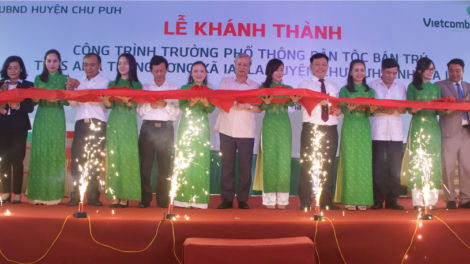 T’coóh Trần Quốc Vượng pấh bhiệc bhan khánh thành trường phổ thông dân tộc bán trú Ama Trang Lơng